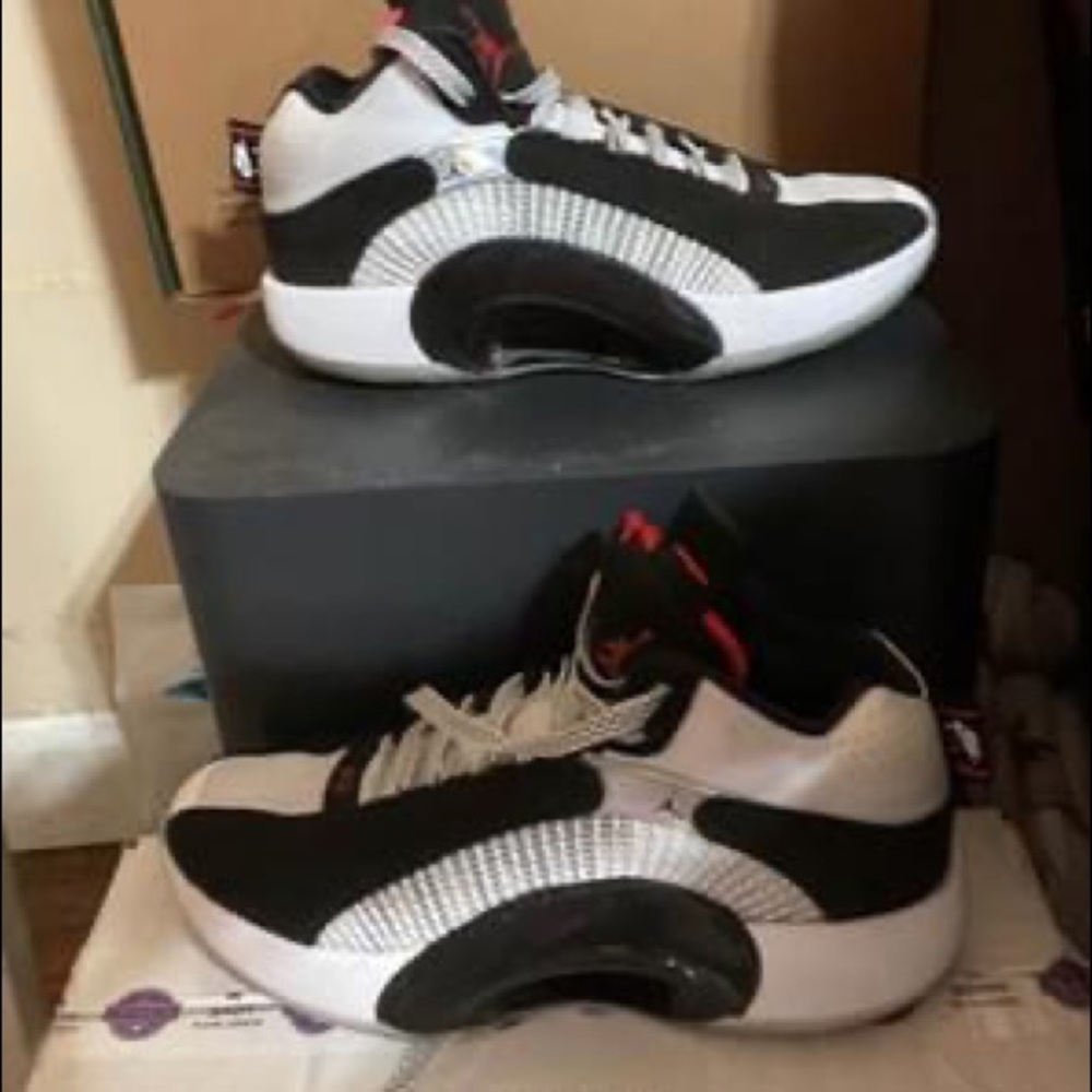 Air Jordan XXXV "DNA"
Big Kids' Basketball Shoes
Black/White/Chile Red size 7Y - Picture 3 of 3